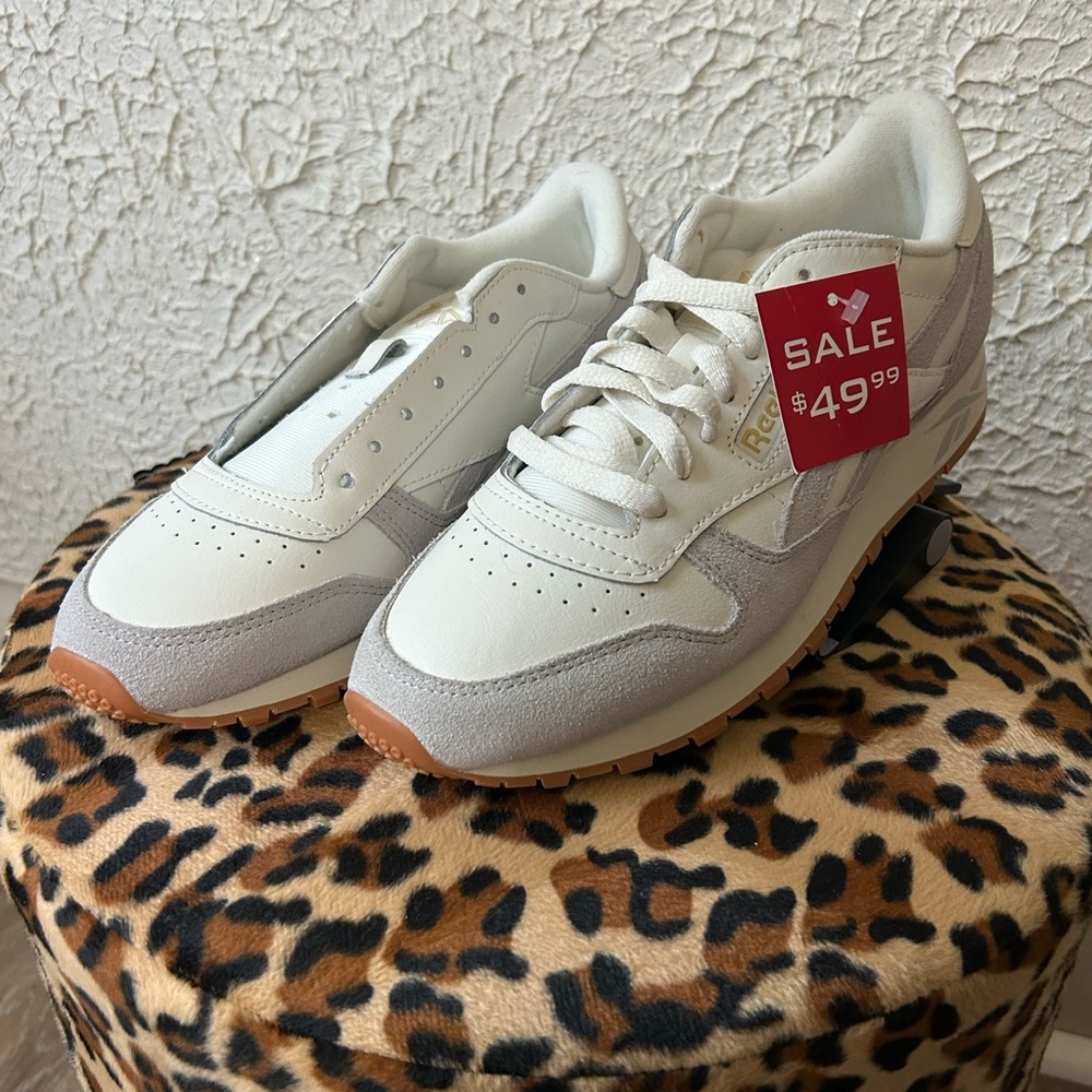 NWOB MENS REEBOK CLASSIC LEATHER SNEAKERS!